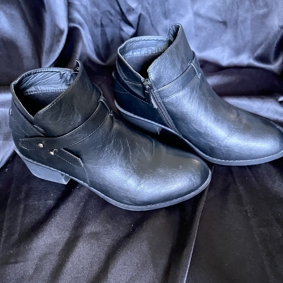 FOREVER~BLACK ANKLE BOOTS~9 - Picture 3 of 6
